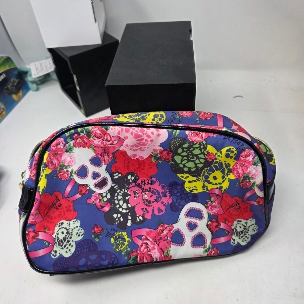 BETSEY JOHNSON ZIP MAQUERADE SKULL MAKEUP BAG POUCH COSMETIC PURSE TRAVEL - Picture 2 of 3